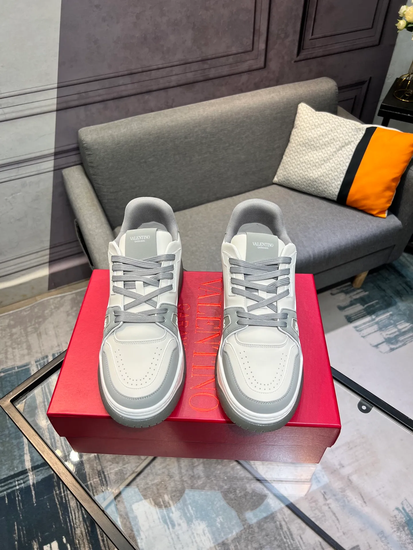 Men's Men's Shoes 💰660 Valentino 2023 early autumn new star shoes are now online! Wang Hedi and Ren Jialun have been worn by many celebrities. Who can refuse the same couple shoes as Wang Hedi! The design of Stars Stab My Heart is cool and spicy. The material of the shoes is cowhide, and every color is beautiful! Size 35-40, men’s size 39-44 (women’s 41, men’s 38, 45🉑️customized)